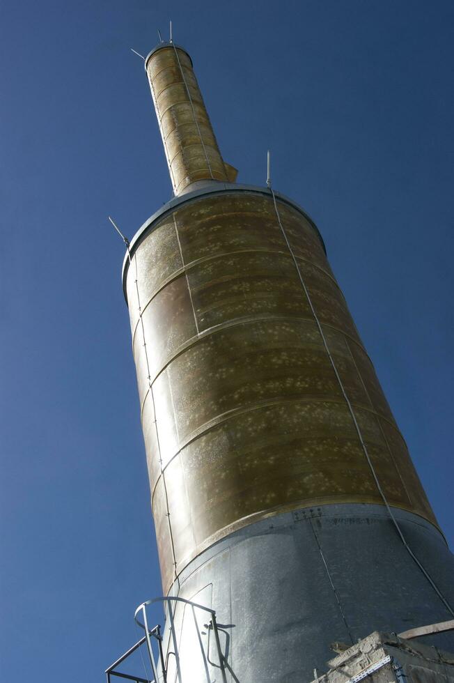 un torre con antenas foto