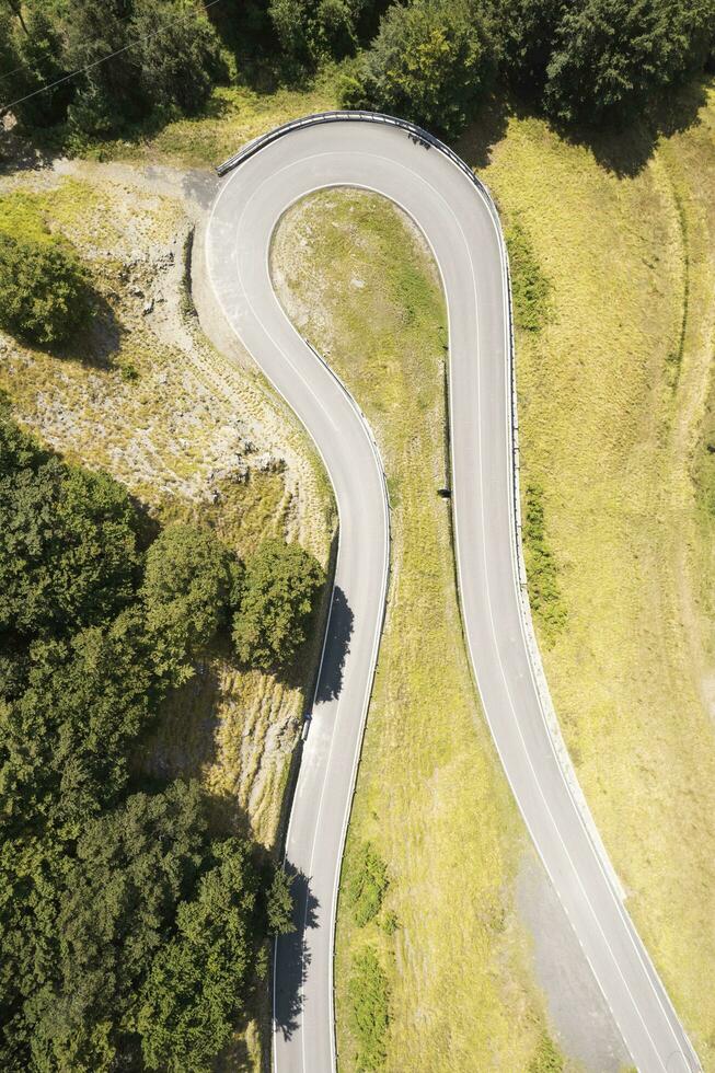 el curvas de un la carretera en el montañas foto