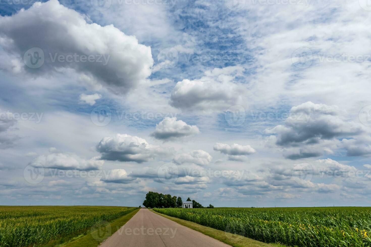 el fondo del cielo azul con nubes de rayas blancas en el cielo y el infinito puede usarse para reemplazar el cielo foto