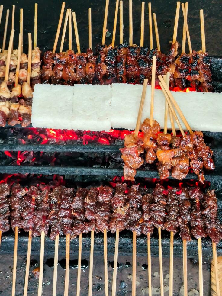 antecedentes de indonesio comida satay siendo A la parrilla terminado caliente carbón foto