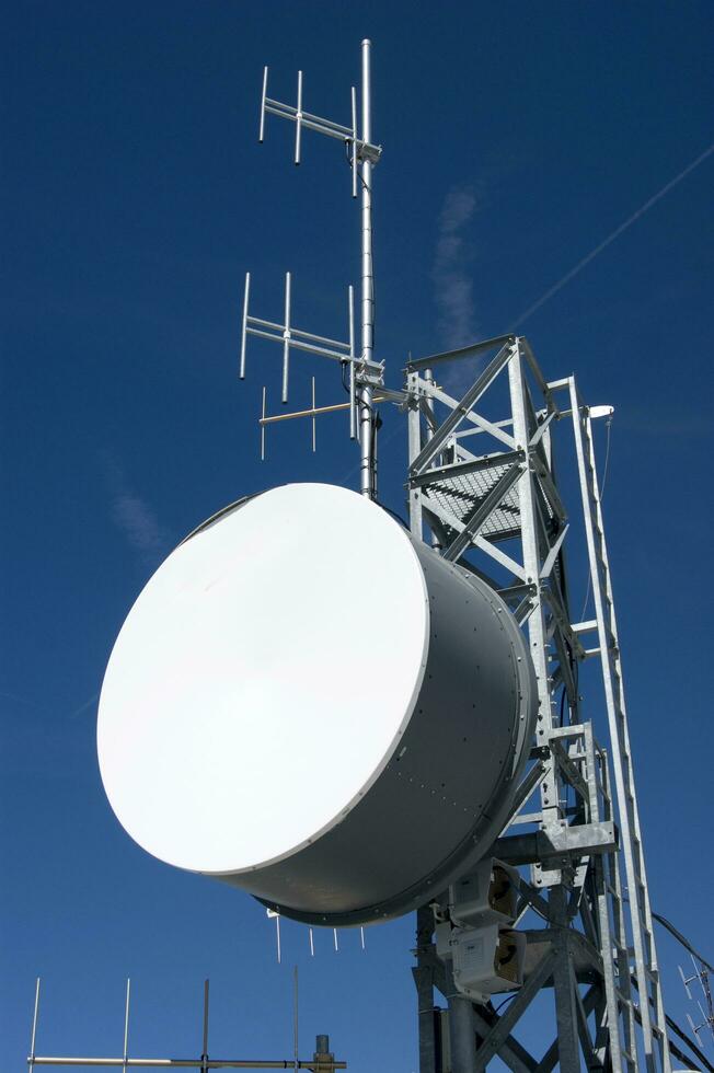 un torre con antenas foto