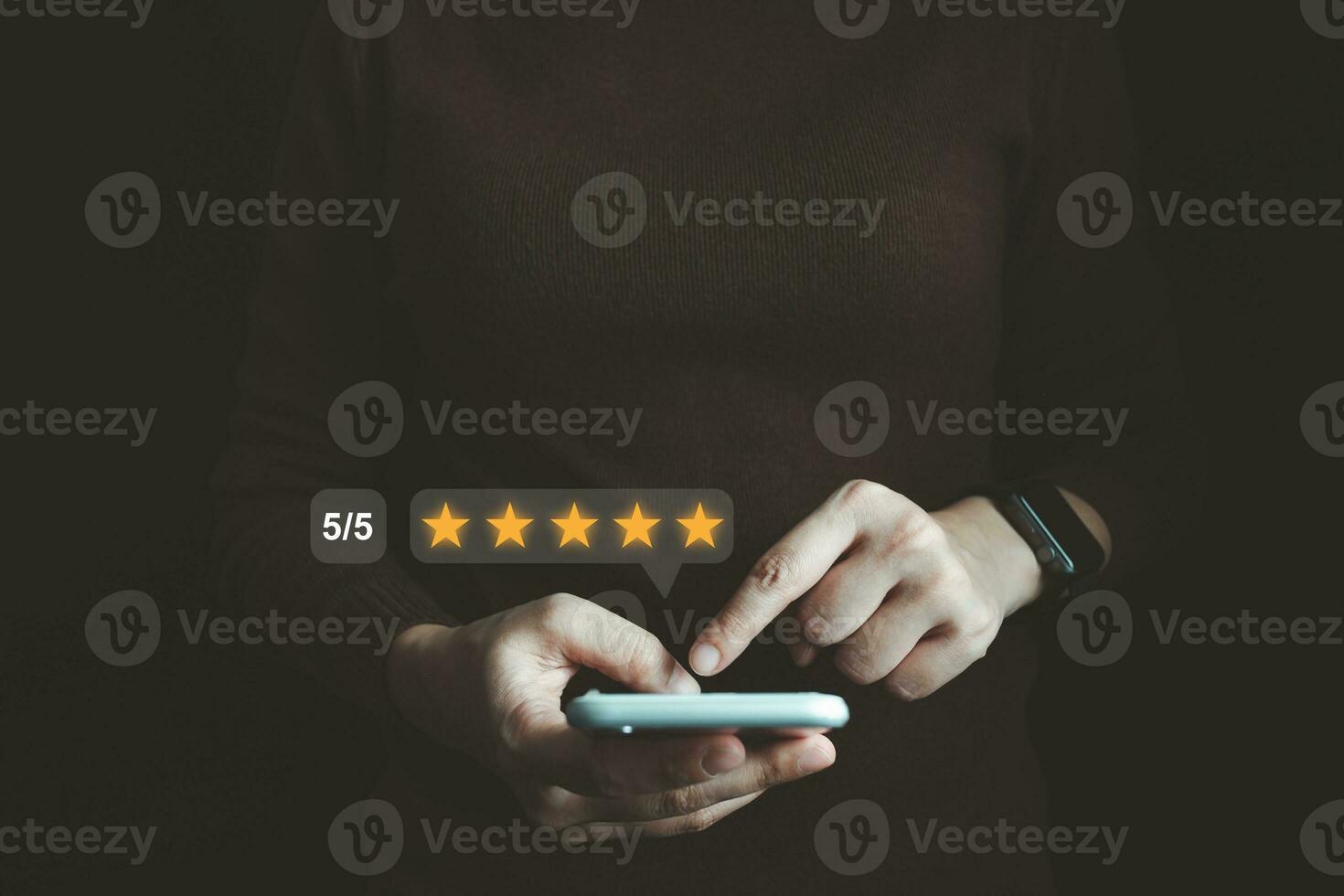 concepto de experiencia del cliente satisfecho, cliente de negocios feliz que usa un teléfono inteligente, la mejor revisión, servicio de alta calidad, más calificado, la puntuación más alta, 5 estrellas, redes sociales muy buenas. foto