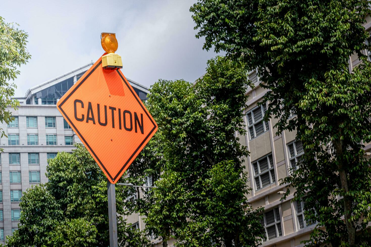 precaución firmar ont él calle con naranja color foto