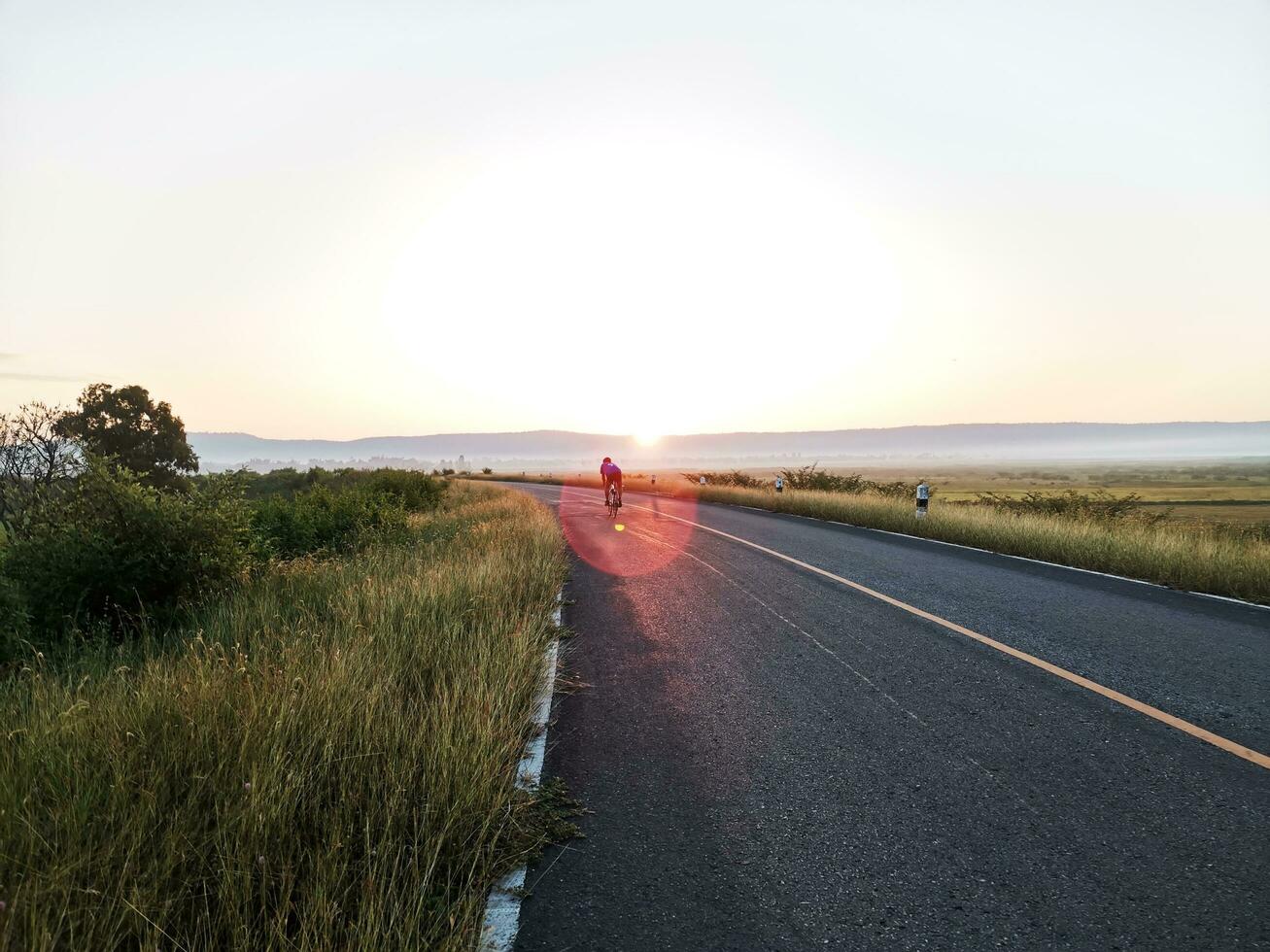 el atmósfera de el la carretera detrás el presa, el ejercicio sitio foto