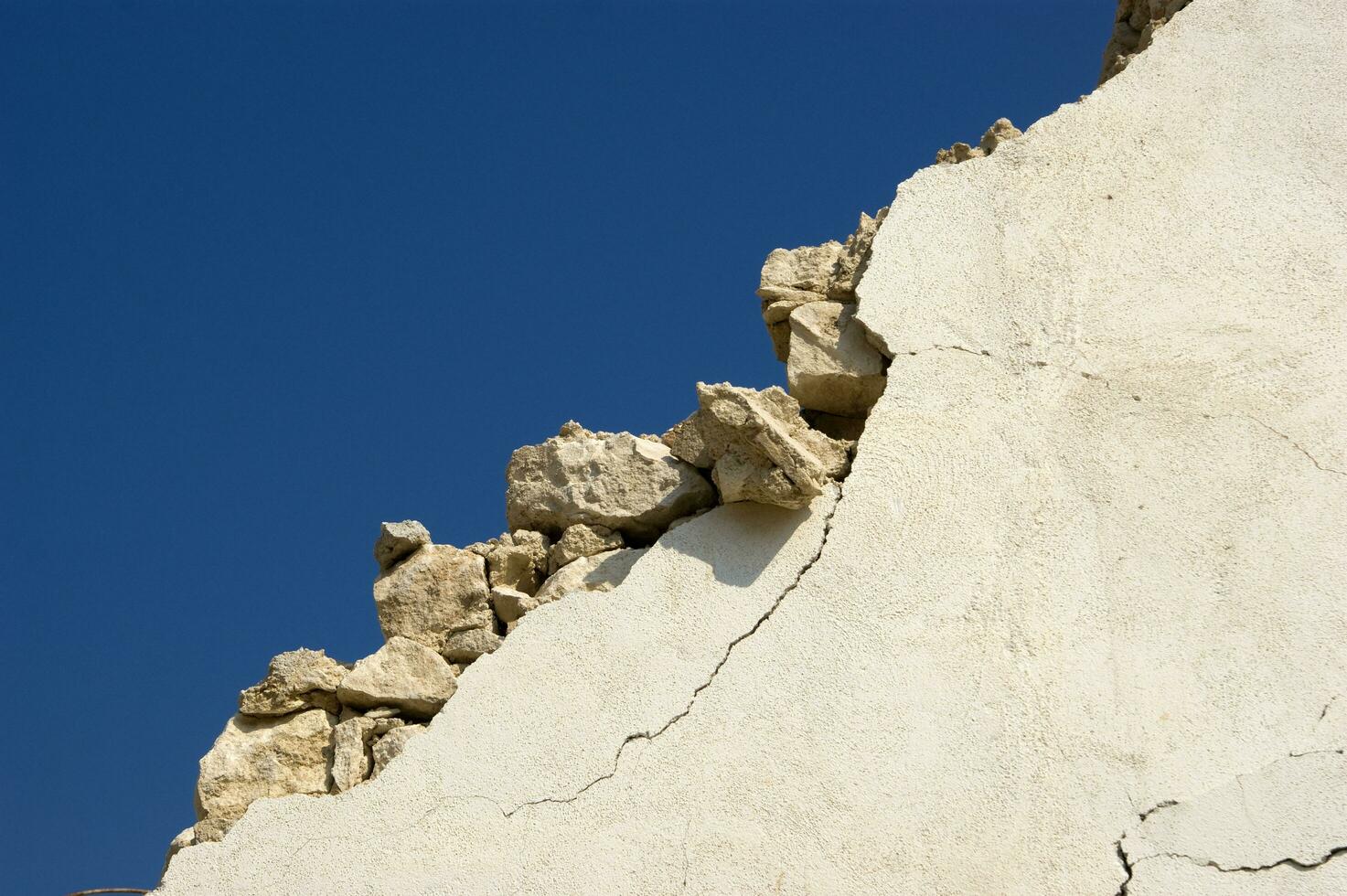 documentazione fotografica del devastante terremoto nell'italia centrale photo