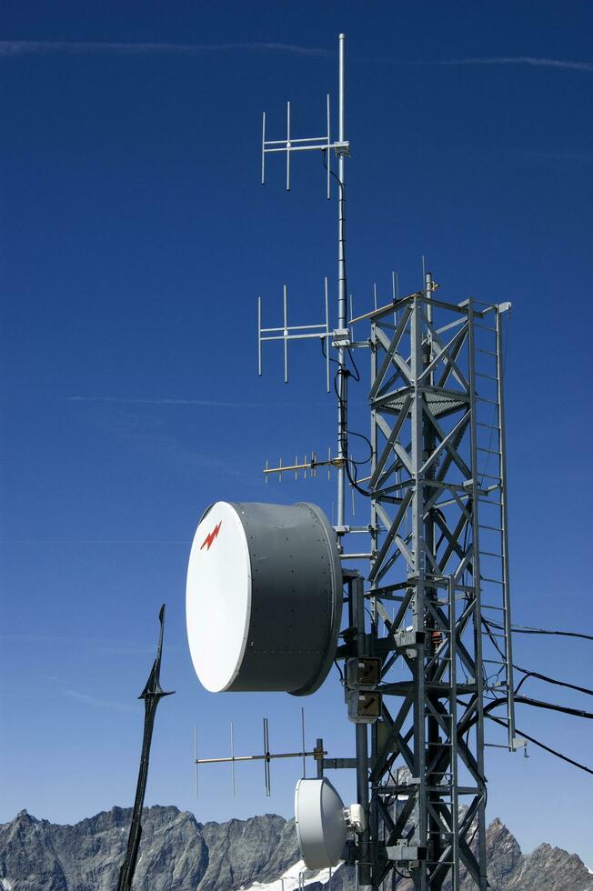 un torre con antenas foto