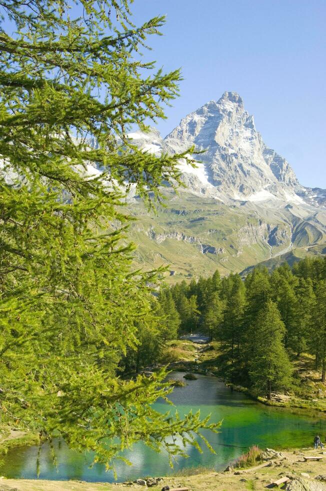 reflexiones de el cervino montaña en el azul lago foto