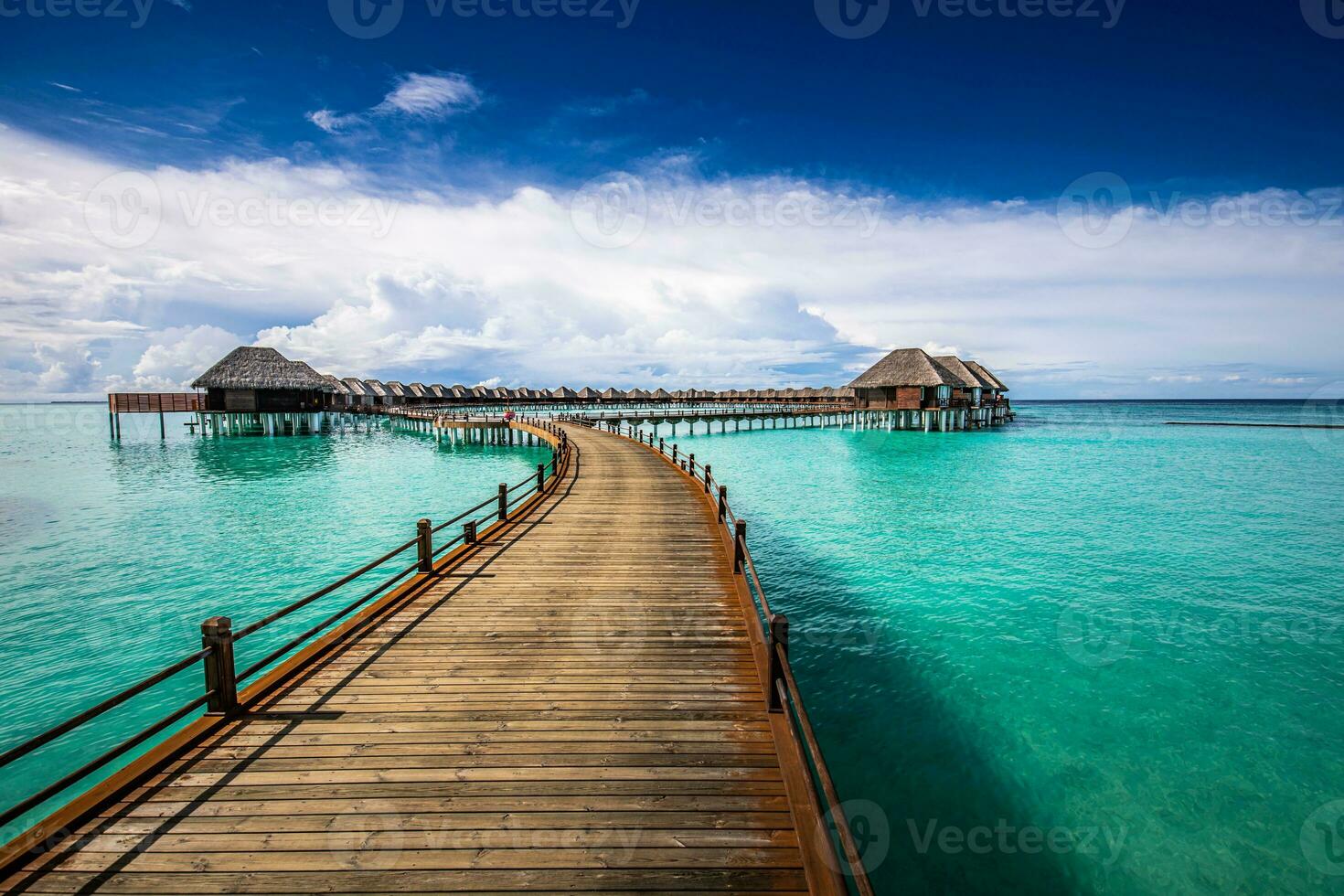 Maldivas playa con lujoso agua villas con embarcadero hermosa tropical escena. Maldivas islas lujo verano viaje destino antecedentes concepto. playa estado animico para verano vacaciones o fiesta diseño foto