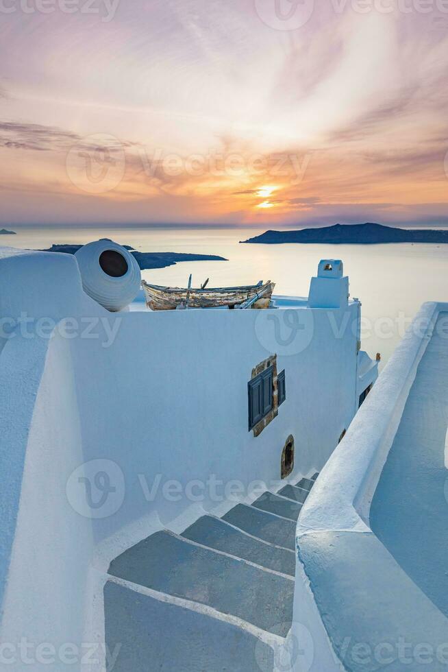 increíble noche ver de fira, caldera, volcán de santorini, Grecia con crucero buques a puesta de sol. nublado dramático cielo paisaje, vertical panorámico bandera. hermosa verano puesta de sol vacaciones paisaje foto