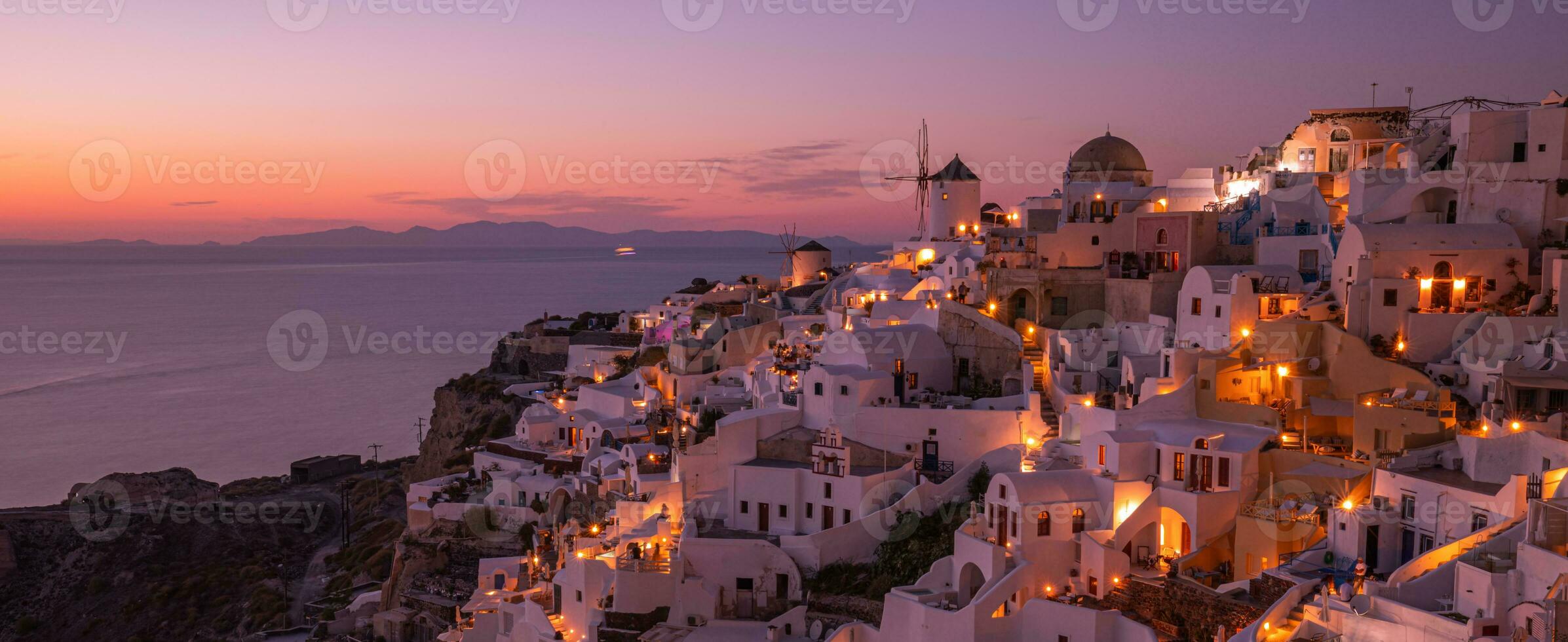 increíble noche ver de santorini isla. panorama de verano puesta de sol paisaje a el famoso destino oye, Grecia. viaje concepto antecedentes. fantástico verano vacaciones o día festivo, noche ver foto