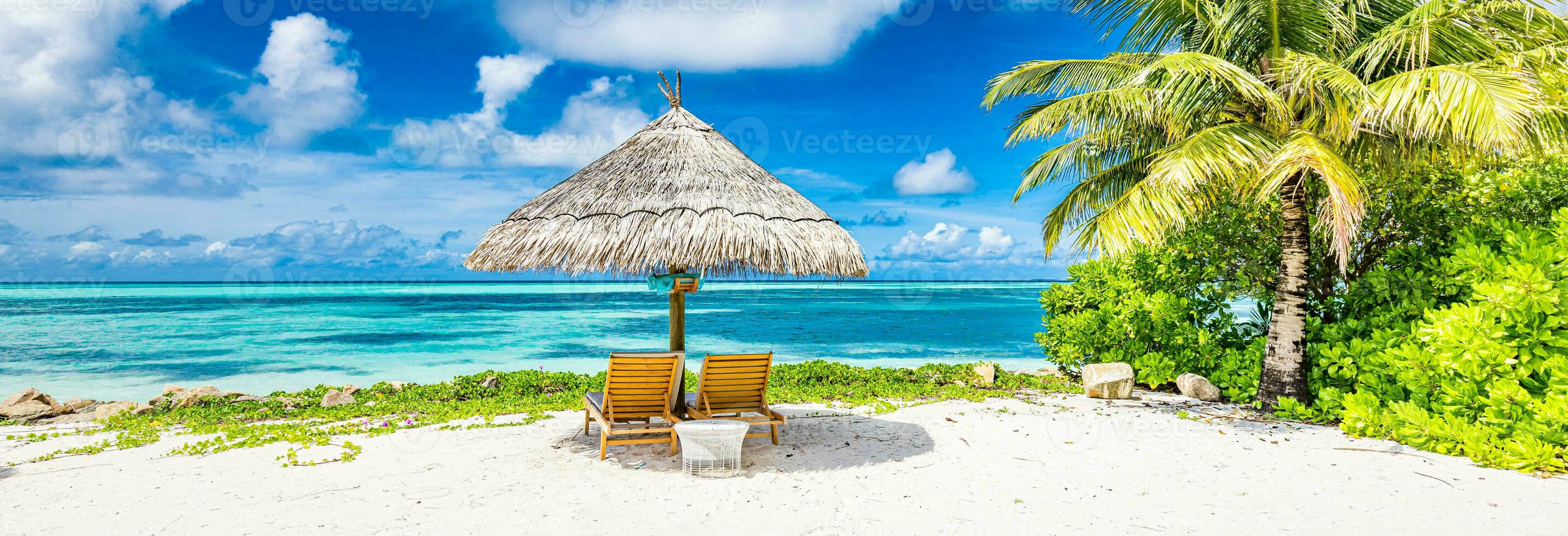 hermosa pancarta de paisaje de playa tropical. arena blanca y palmeras de coco amplio concepto de fondo panorámico. increíble uso de la escena de la playa para vacaciones de verano y vacaciones exóticas, destino de turismo de viajes de lujo foto