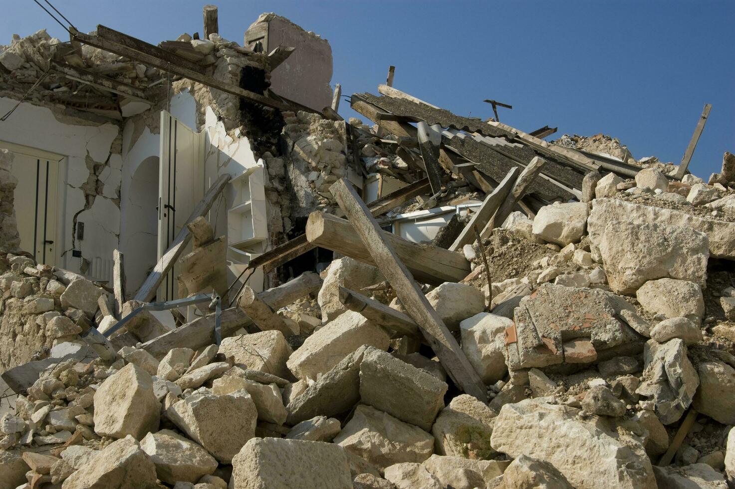 documentazione fotografica del devastante terremoto nell'italia centrale photo