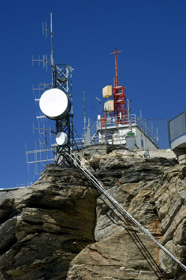 un torre con antenas foto