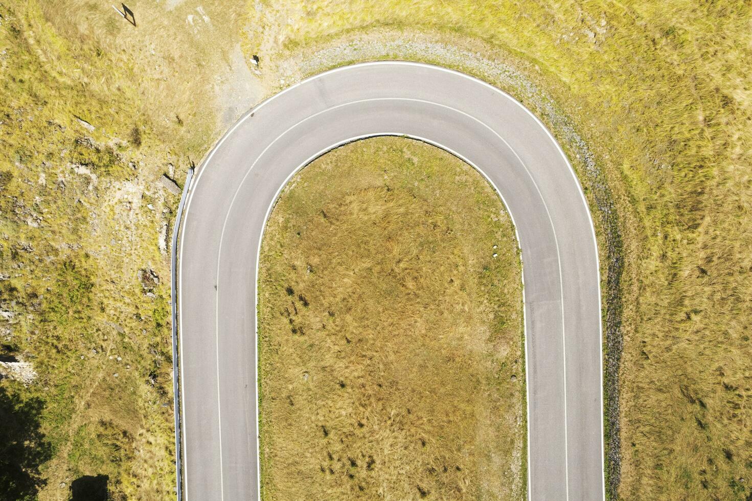 el curvas de un la carretera en el montañas foto