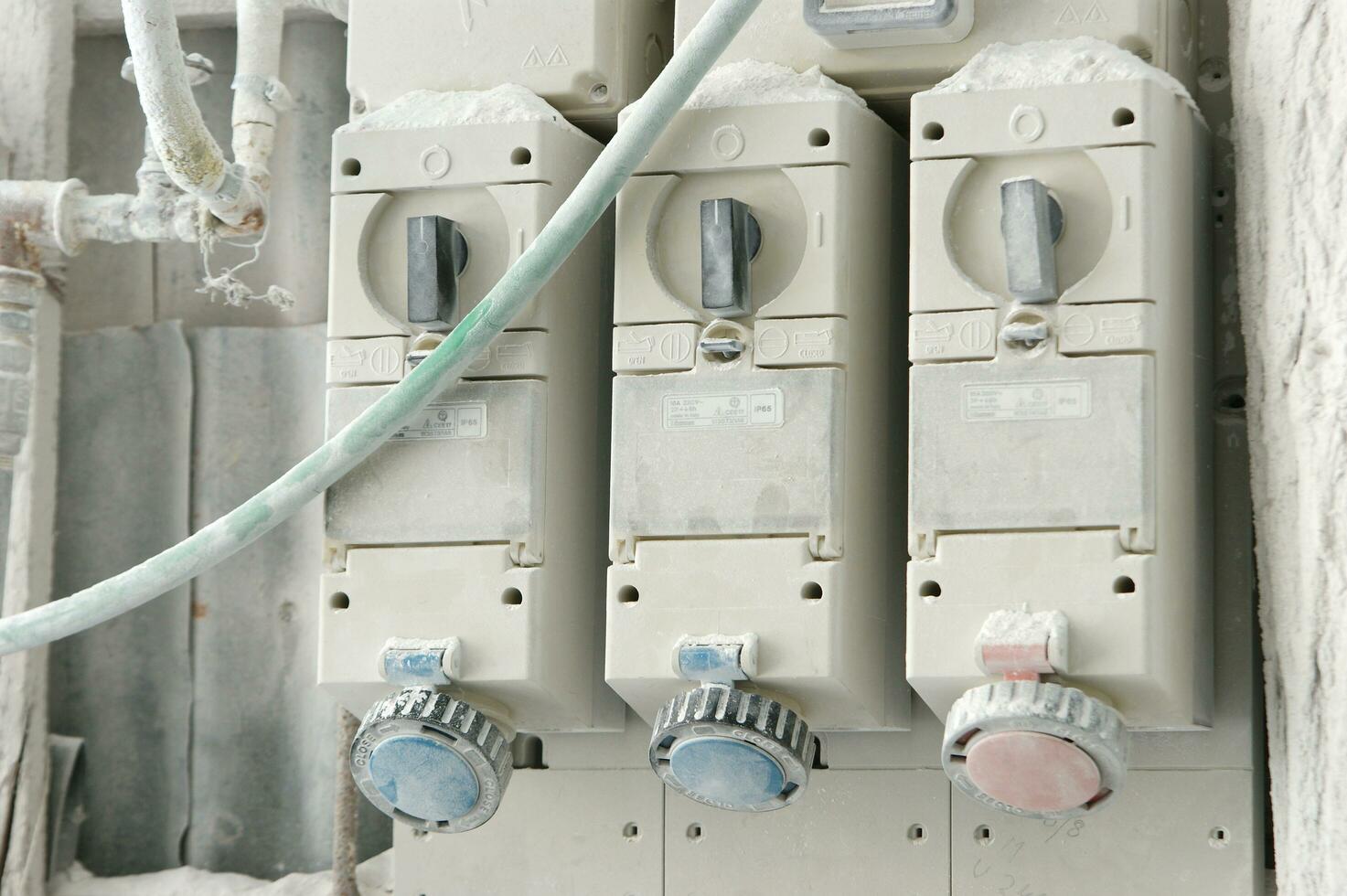 a bunch of wires and switches attached to a wall photo