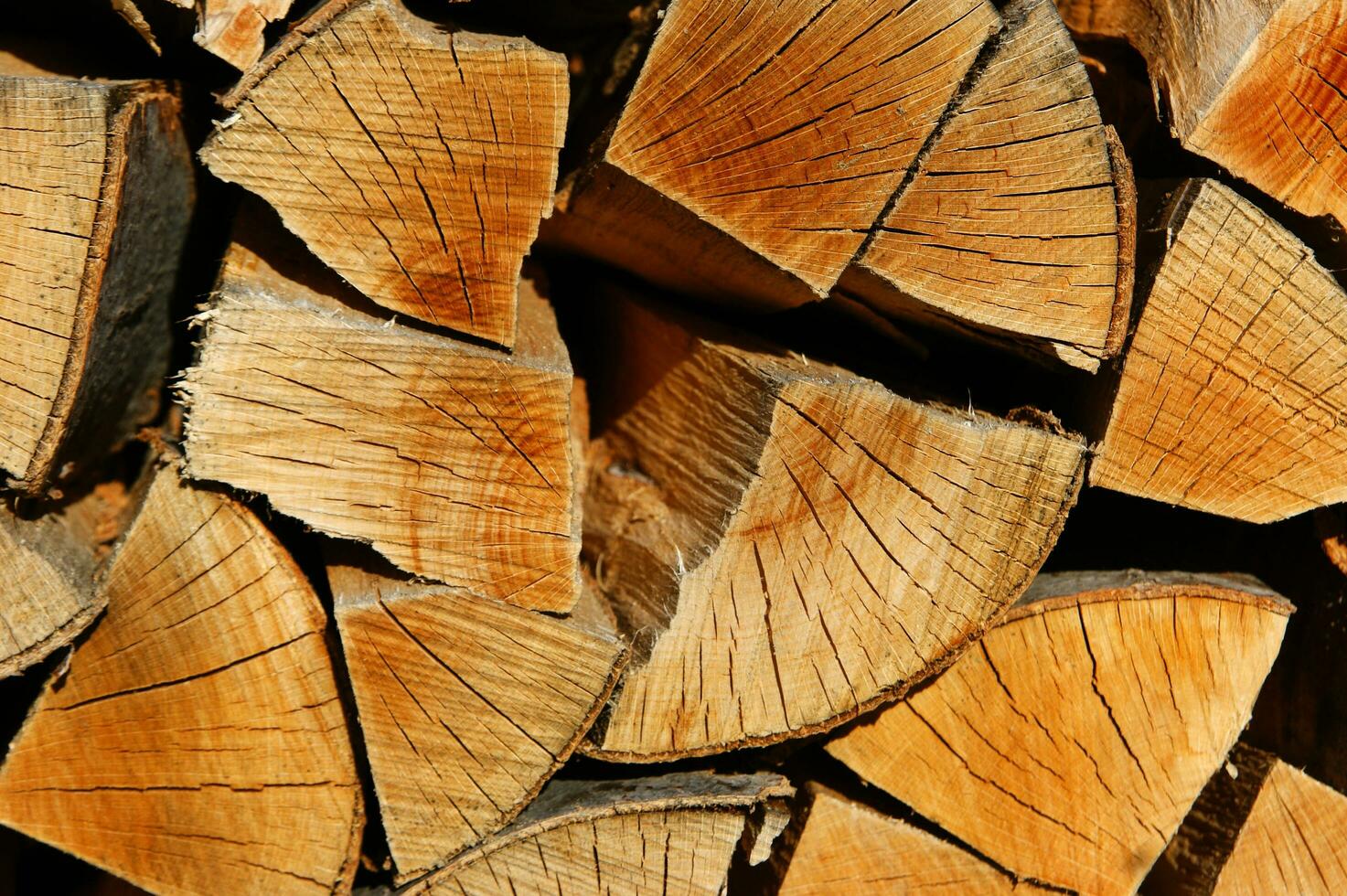 a pile of wood is shown in this photo