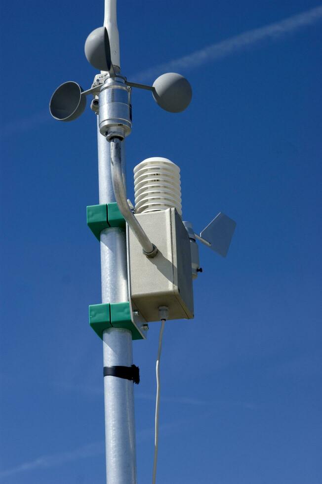 un torre con antenas foto