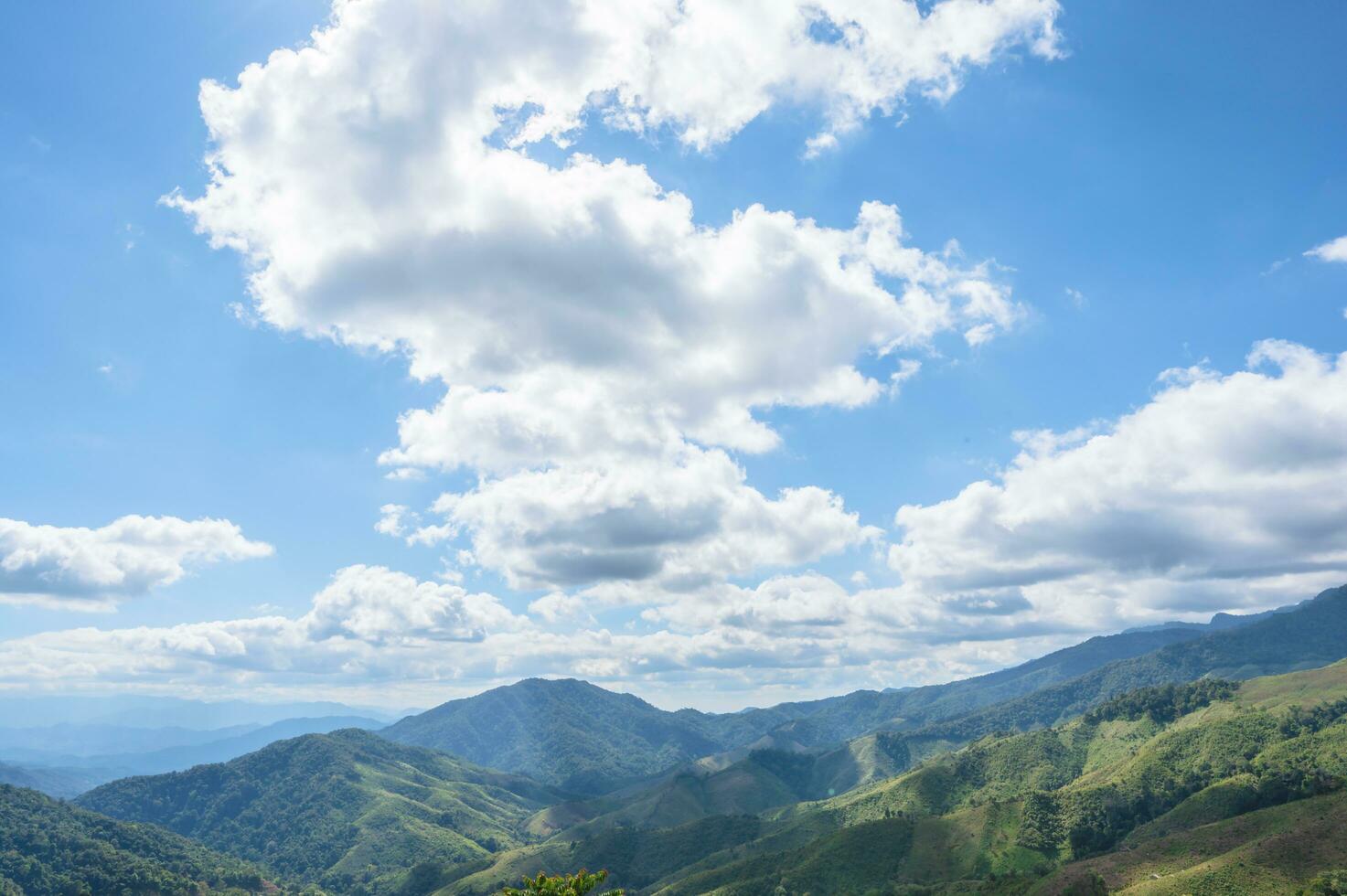 montaña paisaje ver y azul cielo a yaya provincia.nan es un rural provincia en del Norte Tailandia limítrofe Laos foto