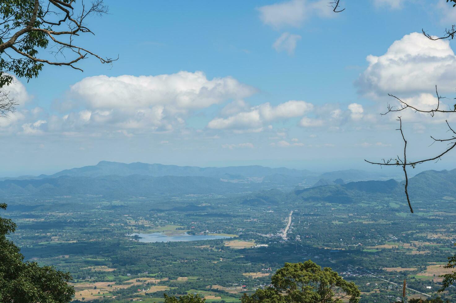 hermosa vista del paisaje desde el parque nacional de la montaña phu kradueng en la ciudad de loei thailand.phu kradueng mountain national park el famoso destino turístico foto