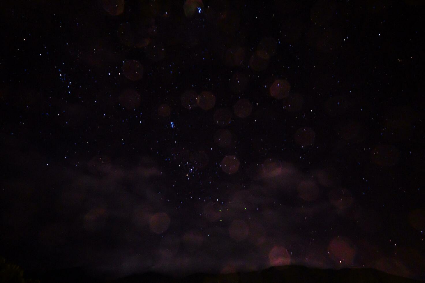 noche noche cielo con millón estrella en el montaña.resumen estrella antecedentes. foto