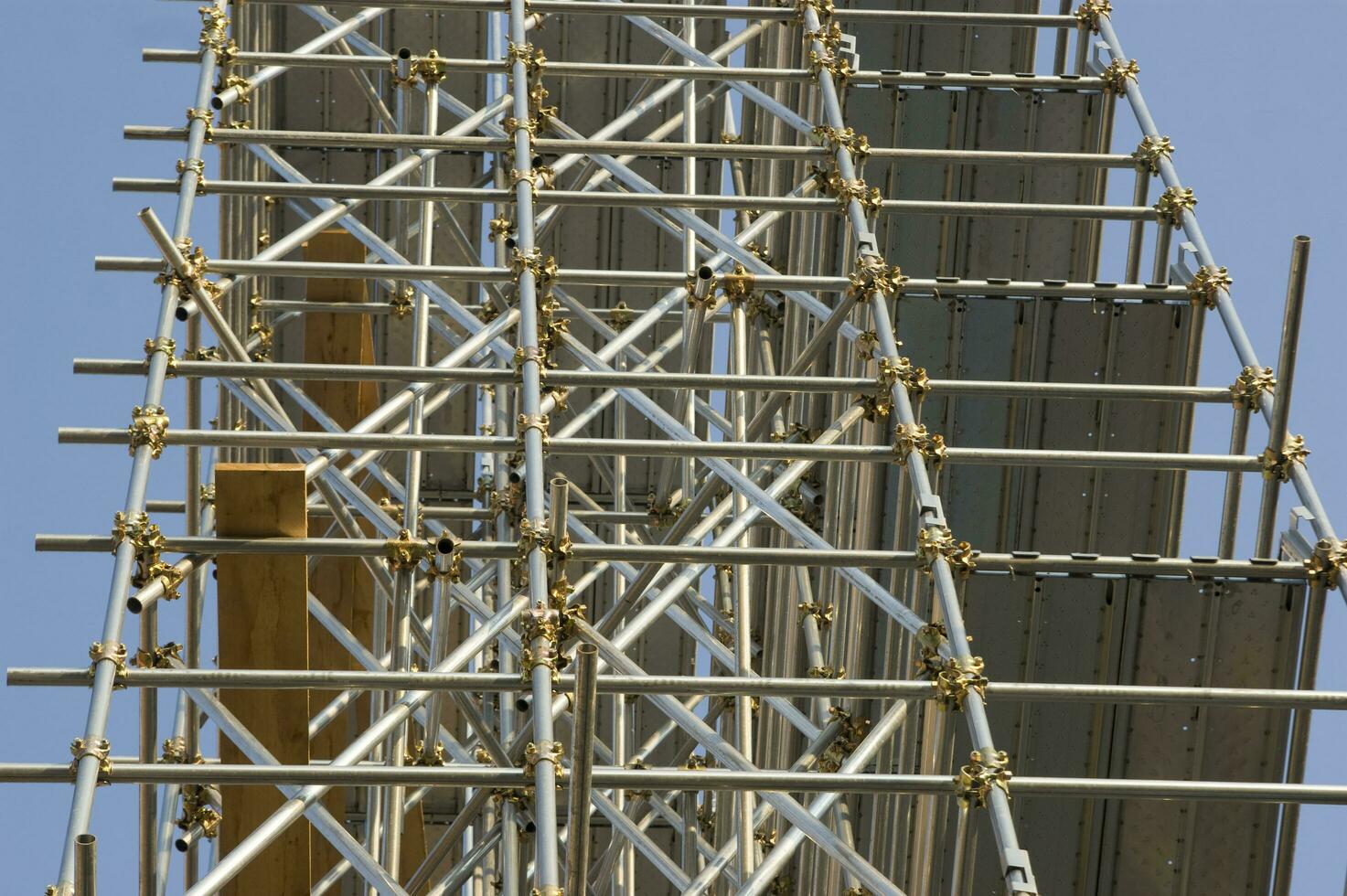 andamios en el sitio de construcción foto