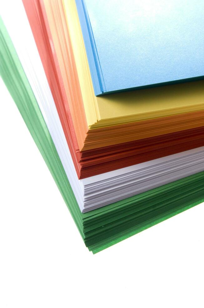 un apilar de de colores papel con un blanco antecedentes foto