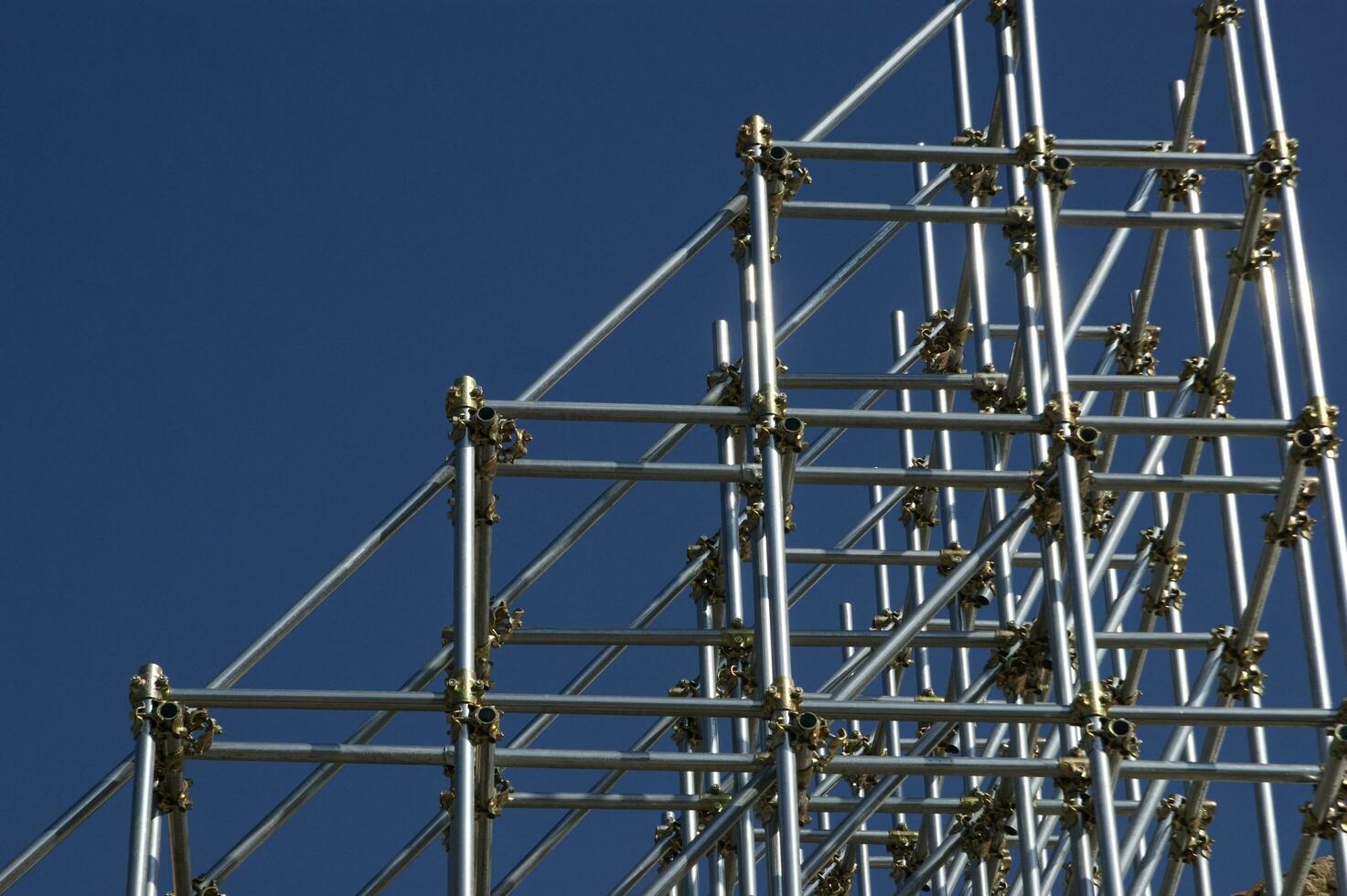 andamios en el sitio de construcción foto