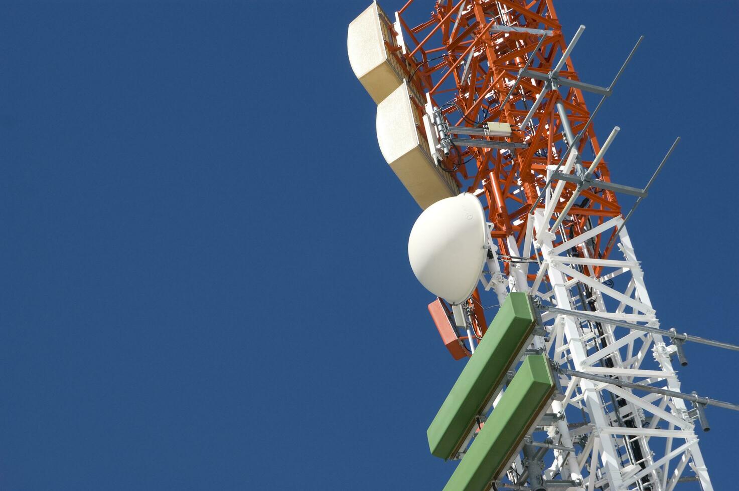 un torre con antenas foto