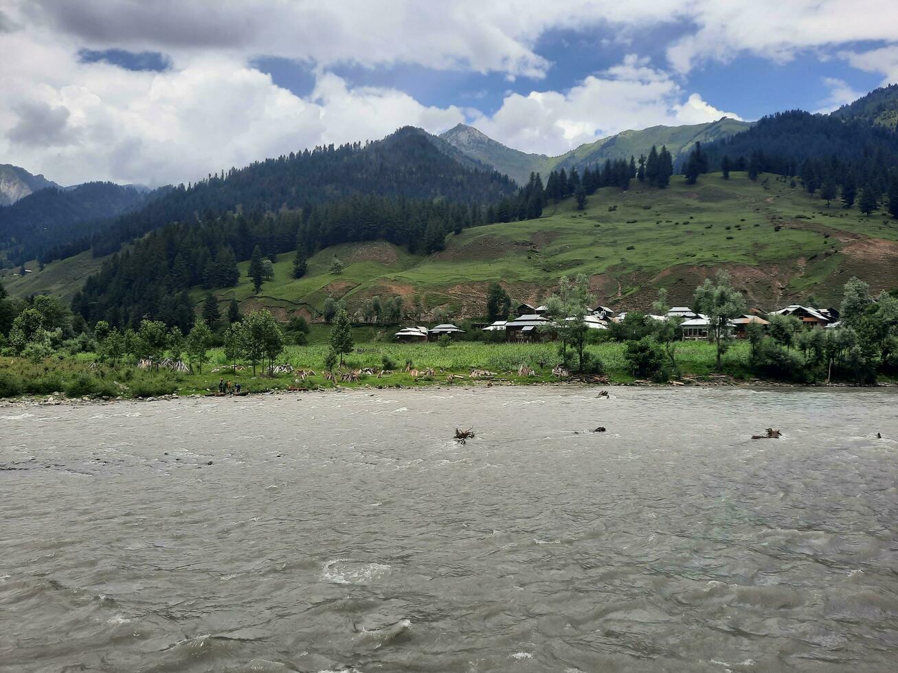 escénico ver de el natural belleza de tao culata, neelum valle, cachemir. tao extremo es famoso para sus lozano verde arboles y natural belleza. foto