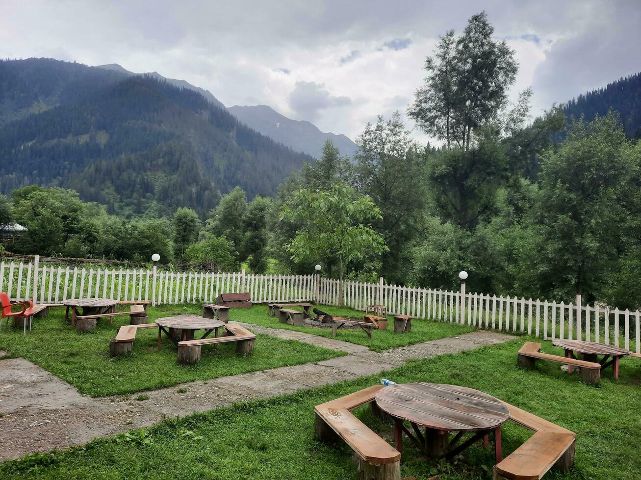 escénico ver de el natural belleza de tao culata, neelum valle, cachemir. tao extremo es famoso para sus lozano verde arboles y natural belleza. foto