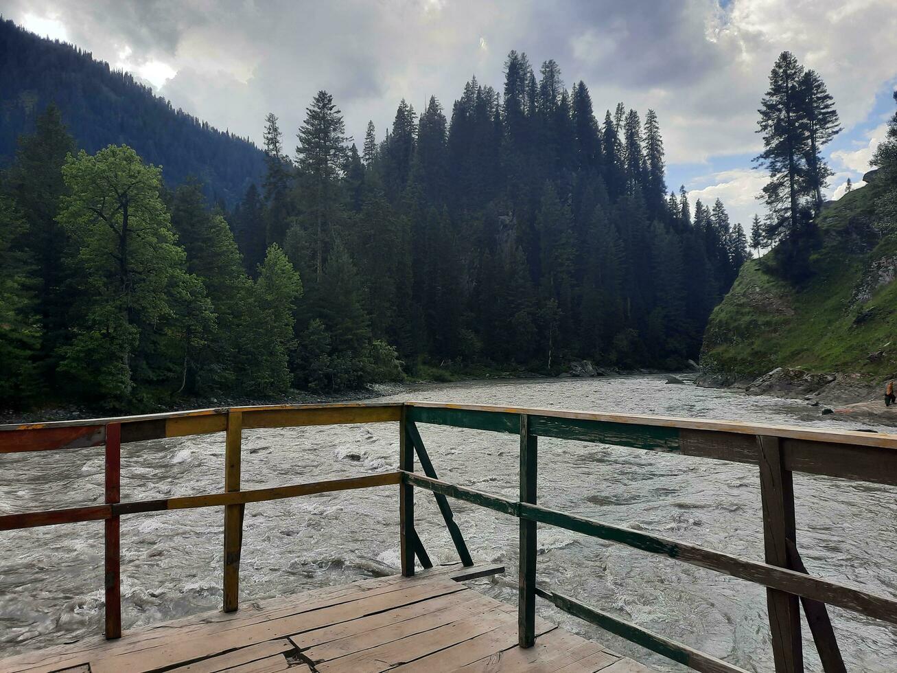 escénico ver de el natural belleza de tao culata, neelum valle, cachemir. tao extremo es famoso para sus lozano verde arboles y natural belleza. foto