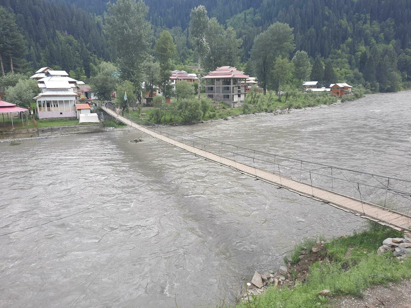 escénico ver de el natural belleza de tao culata, neelum valle, cachemir. tao extremo es famoso para sus lozano verde arboles y natural belleza. foto