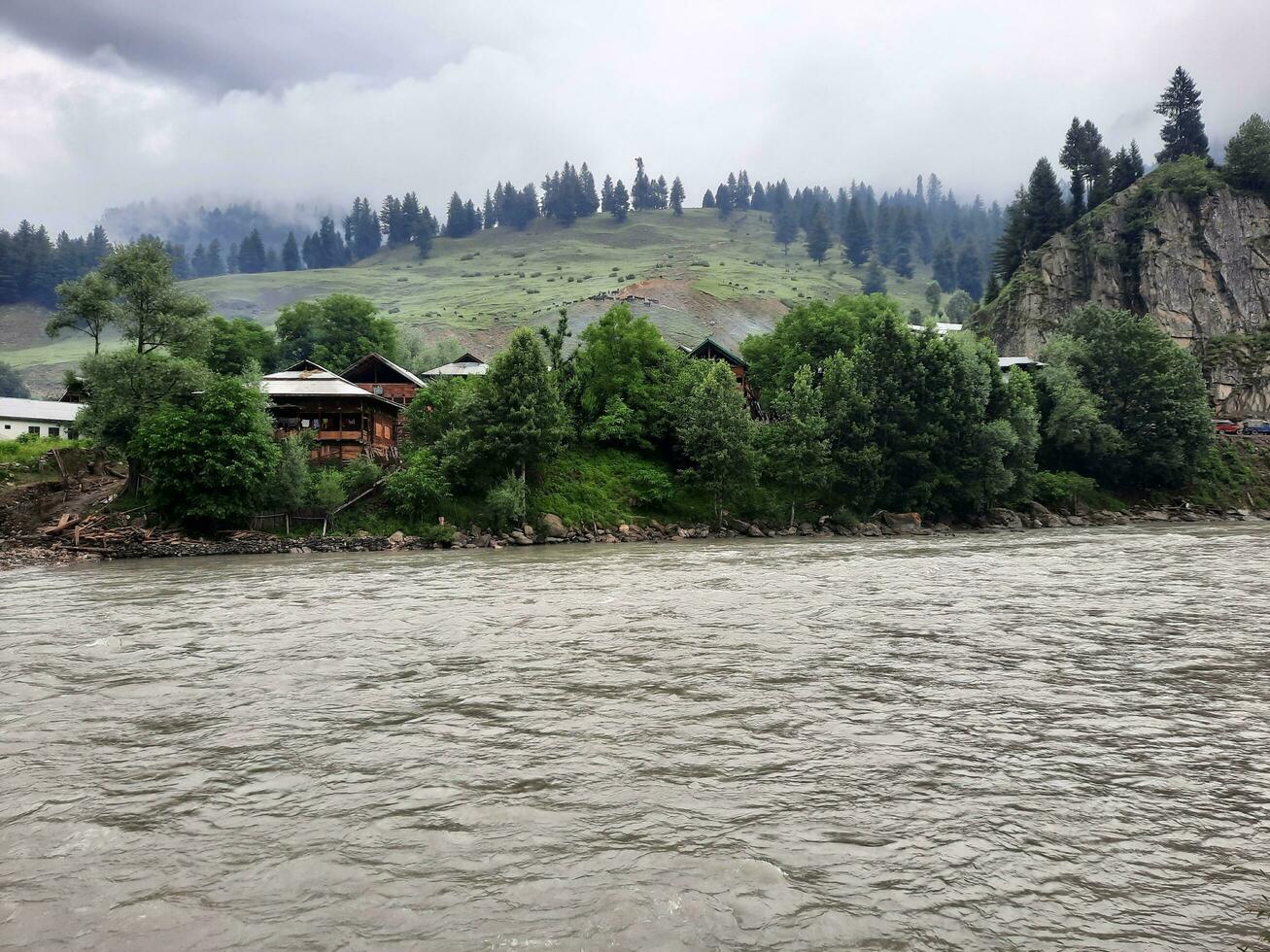 escénico ver de el natural belleza de tao culata, neelum valle, cachemir. tao extremo es famoso para sus lozano verde arboles y natural belleza. foto