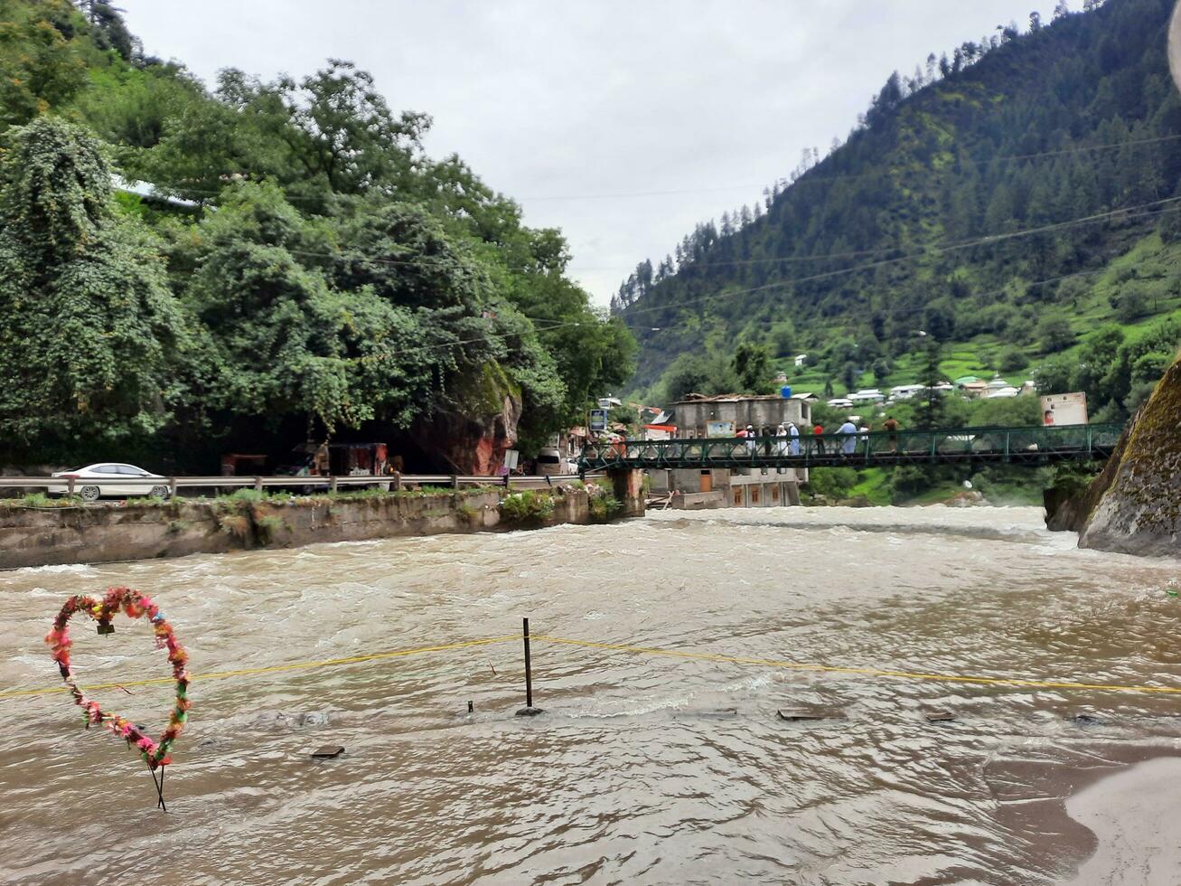 hermosa ver de kutton cascada, neelum valle, cachemir. kutton cascada es situado en el lozano verde colinas de neelum valle, cachemir. foto