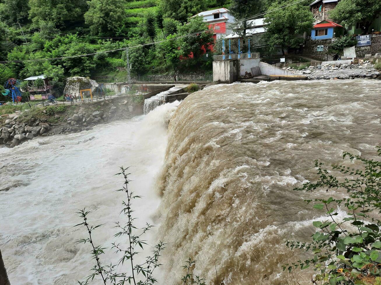 hermosa ver de kutton cascada, neelum valle, cachemir. kutton cascada es situado en el lozano verde colinas de neelum valle, cachemir. foto