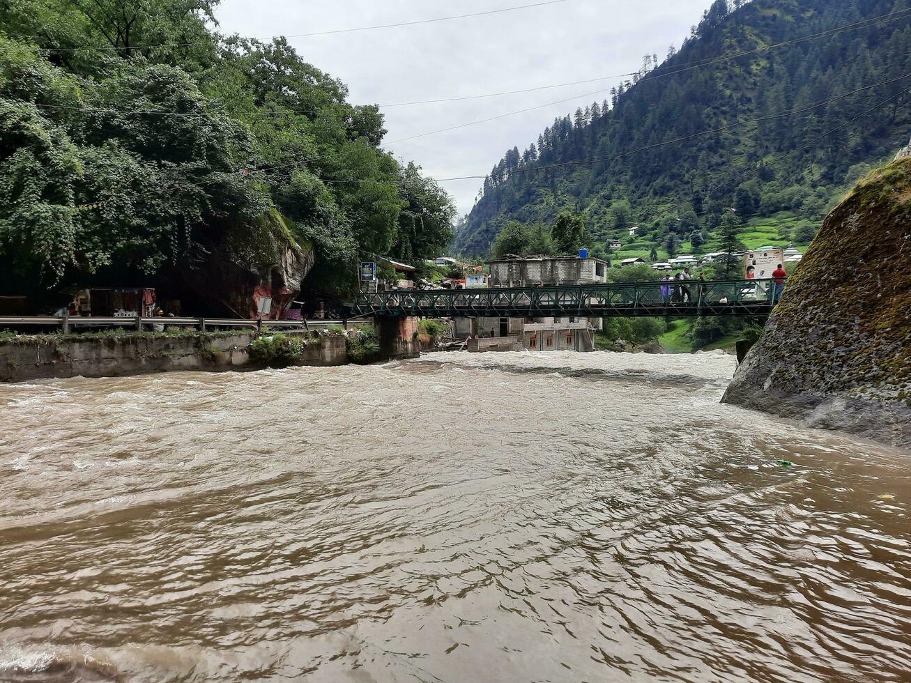 hermosa ver de kutton cascada, neelum valle, cachemir. kutton cascada es situado en el lozano verde colinas de neelum valle, cachemir. foto