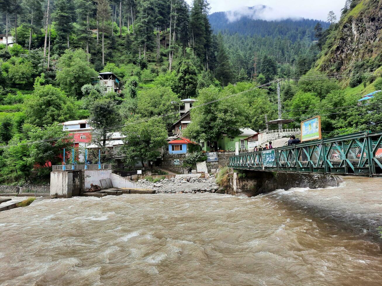 hermosa ver de kutton cascada, neelum valle, cachemir. kutton cascada es situado en el lozano verde colinas de neelum valle, cachemir. foto