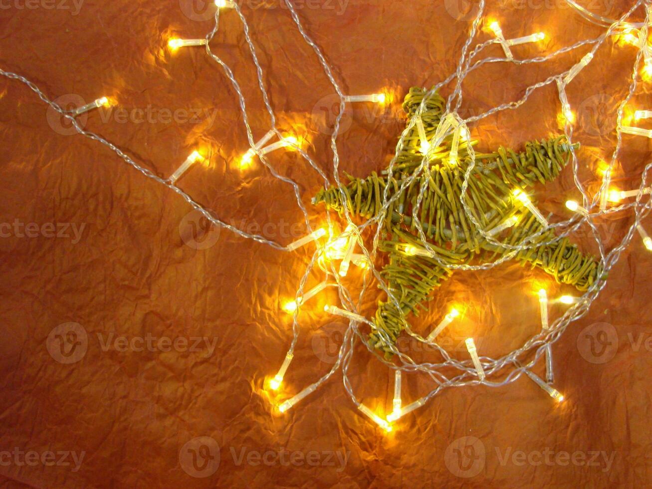consiguiendo Listo para Navidad o nuevo año día festivo. aplanada de decoraciones, cintas, regalo papel, puerta guirnalda foto