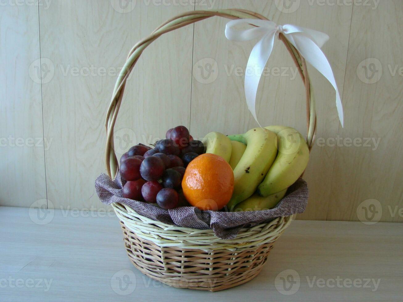 composición con clasificado frutas en mimbre cesta aislado en blanco foto