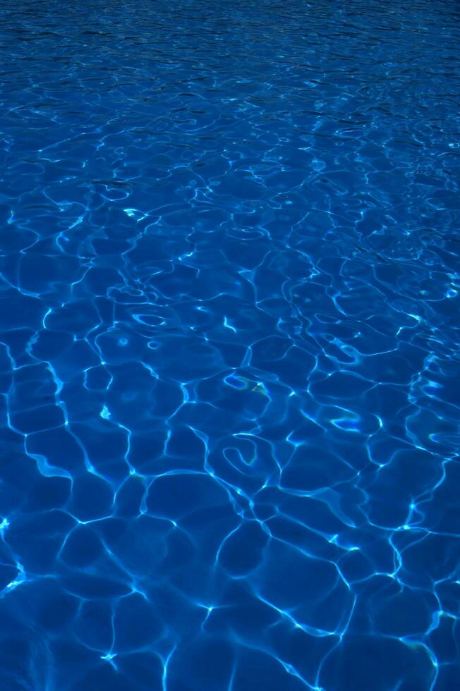 azul agua en un nadando piscina foto