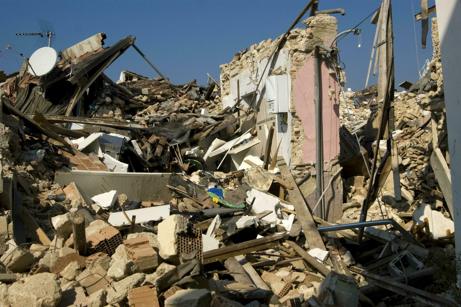 documentazione fotografica del devastante terremoto nell'italia centrale photo