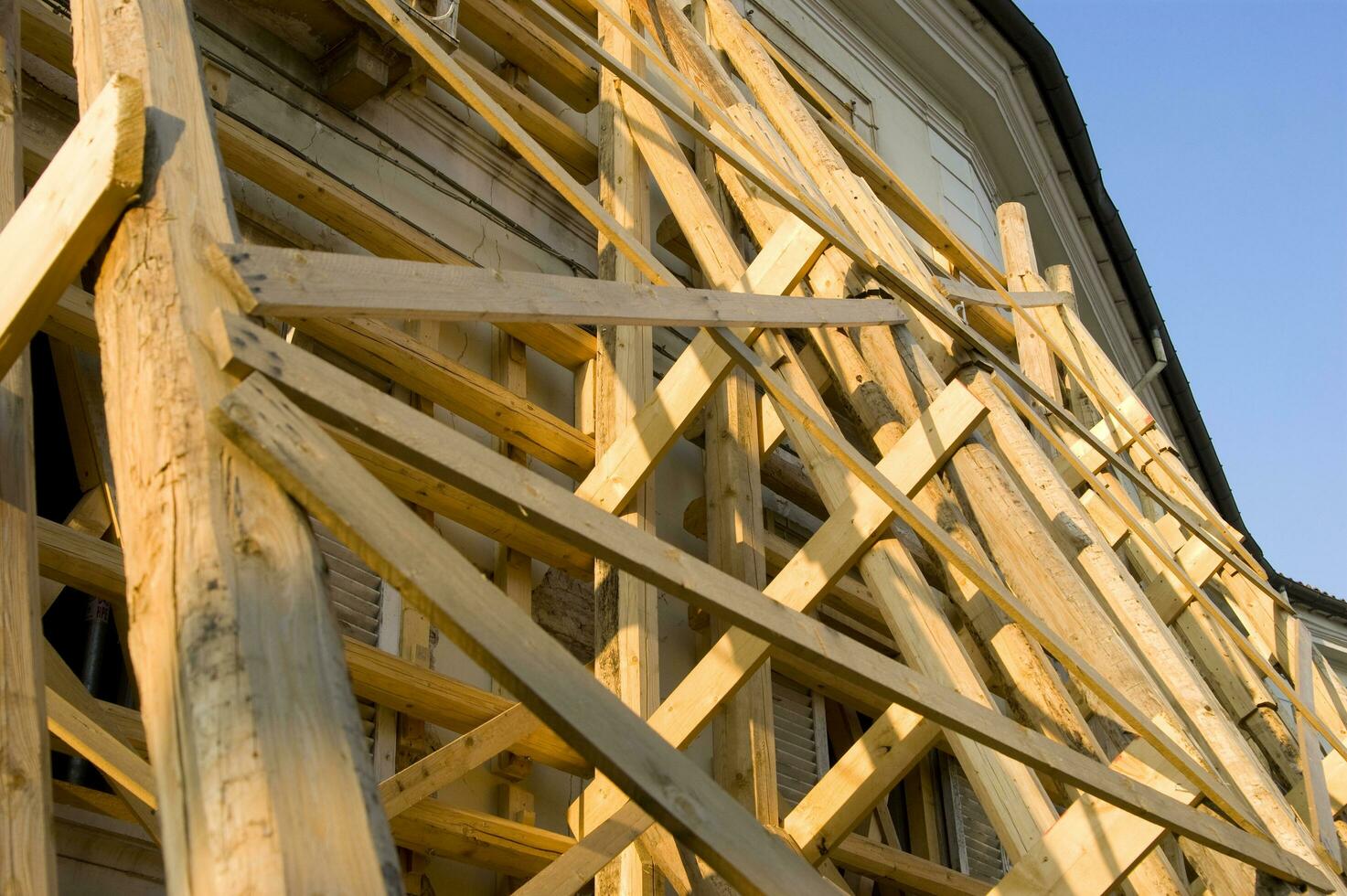 un de madera estructura es siendo construido foto