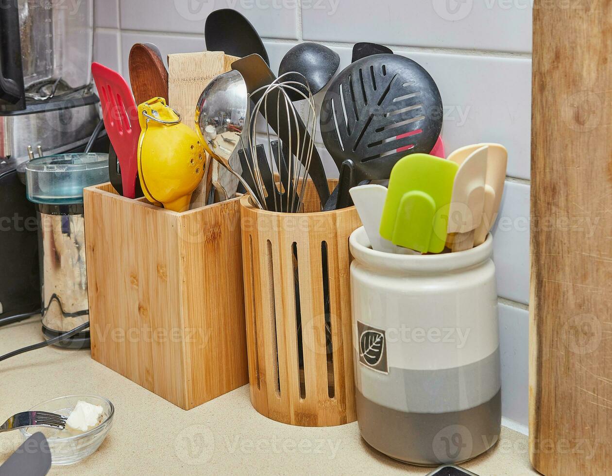 hogar cocina con de madera y cerámico soportes para almacenamiento varios cocina artículos foto