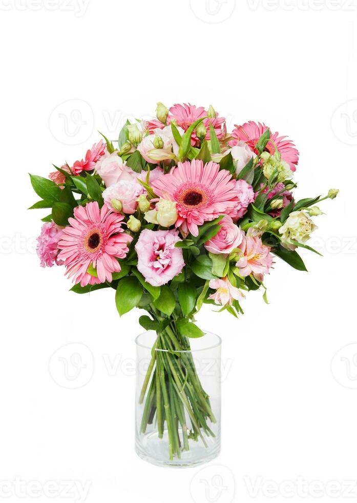 hermosa enorme ramo de flores de rosado gerberas y lisianthus en florero en blanco antecedentes foto