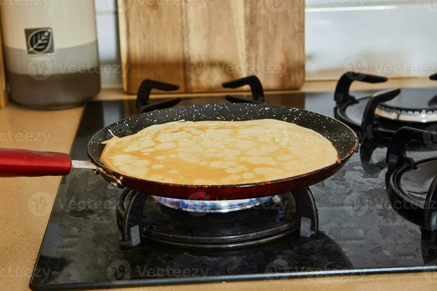 Cocinando crepe suzette panqueques en fritura pan en gas estufa foto