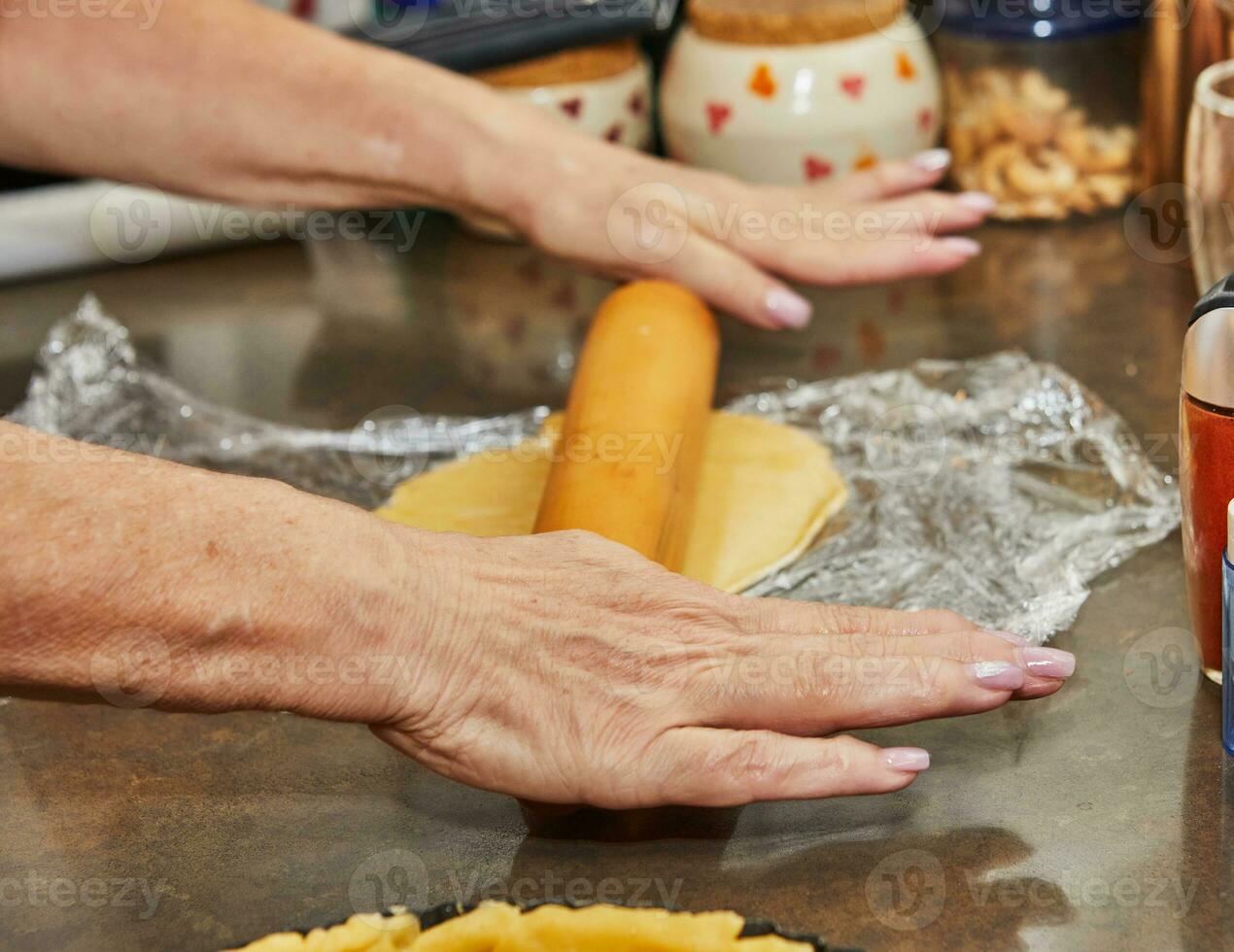 rollos fuera masa para Cereza tarta en hogar cocina foto