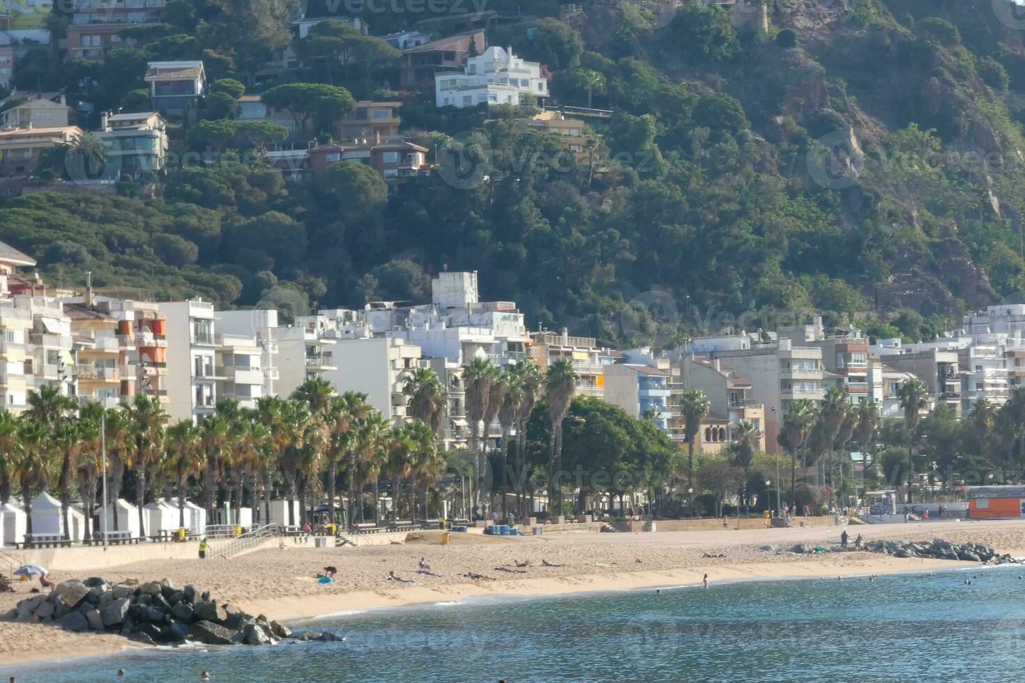 blancos, un Mediterráneo pueblo en el provincia de Barcelona, a el comenzando de el catalán costa bravo. foto