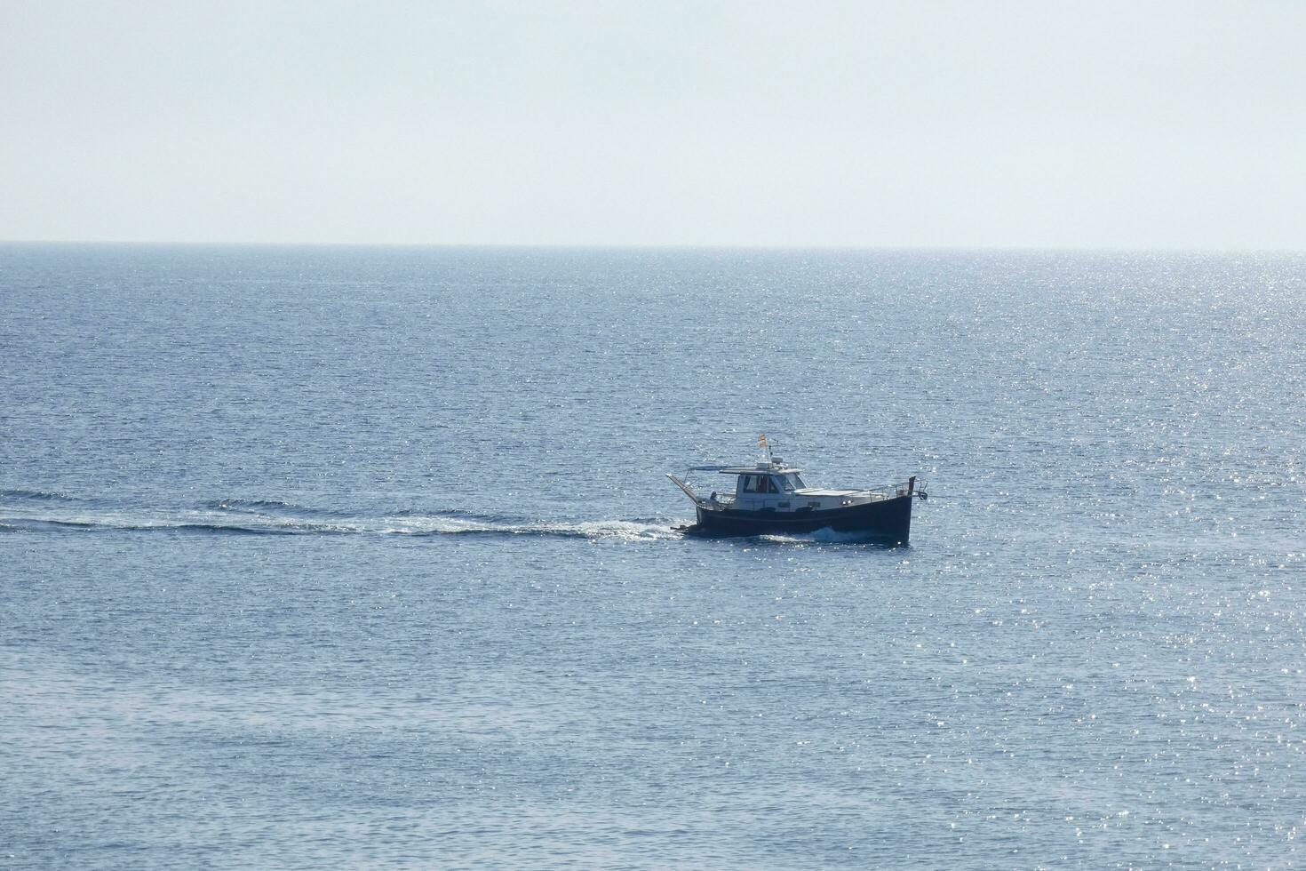 barco pesquero que regresa de pescar en el mar mediterráneo. foto