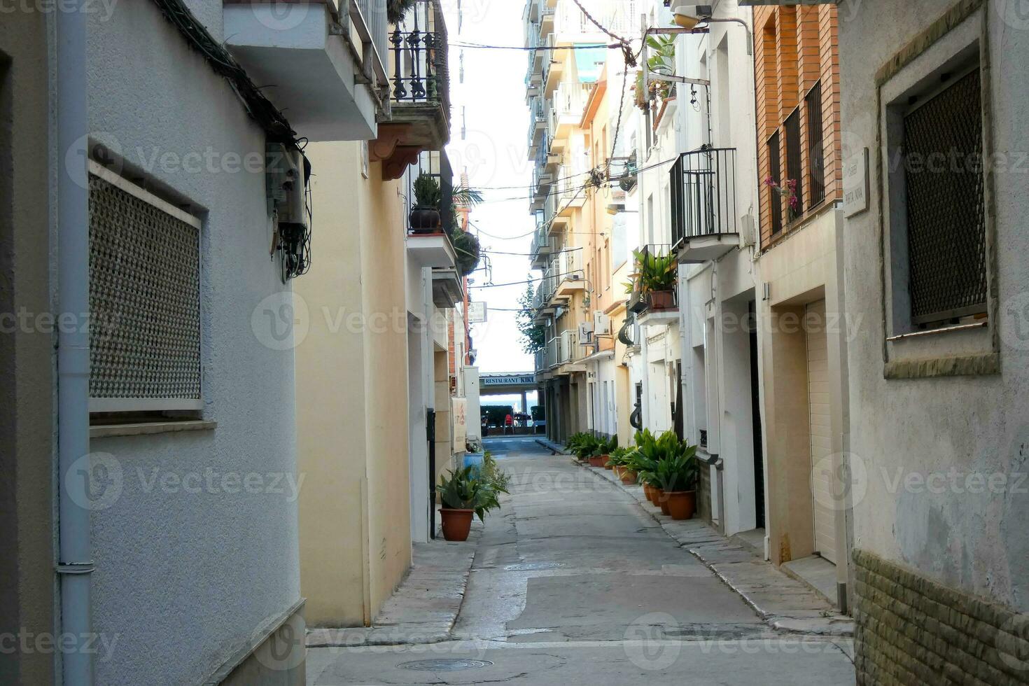 estrecho calles en el antiguo trimestre de el Mediterráneo pueblo de blanes en el provincia de Barcelona, Cataluña, España. foto