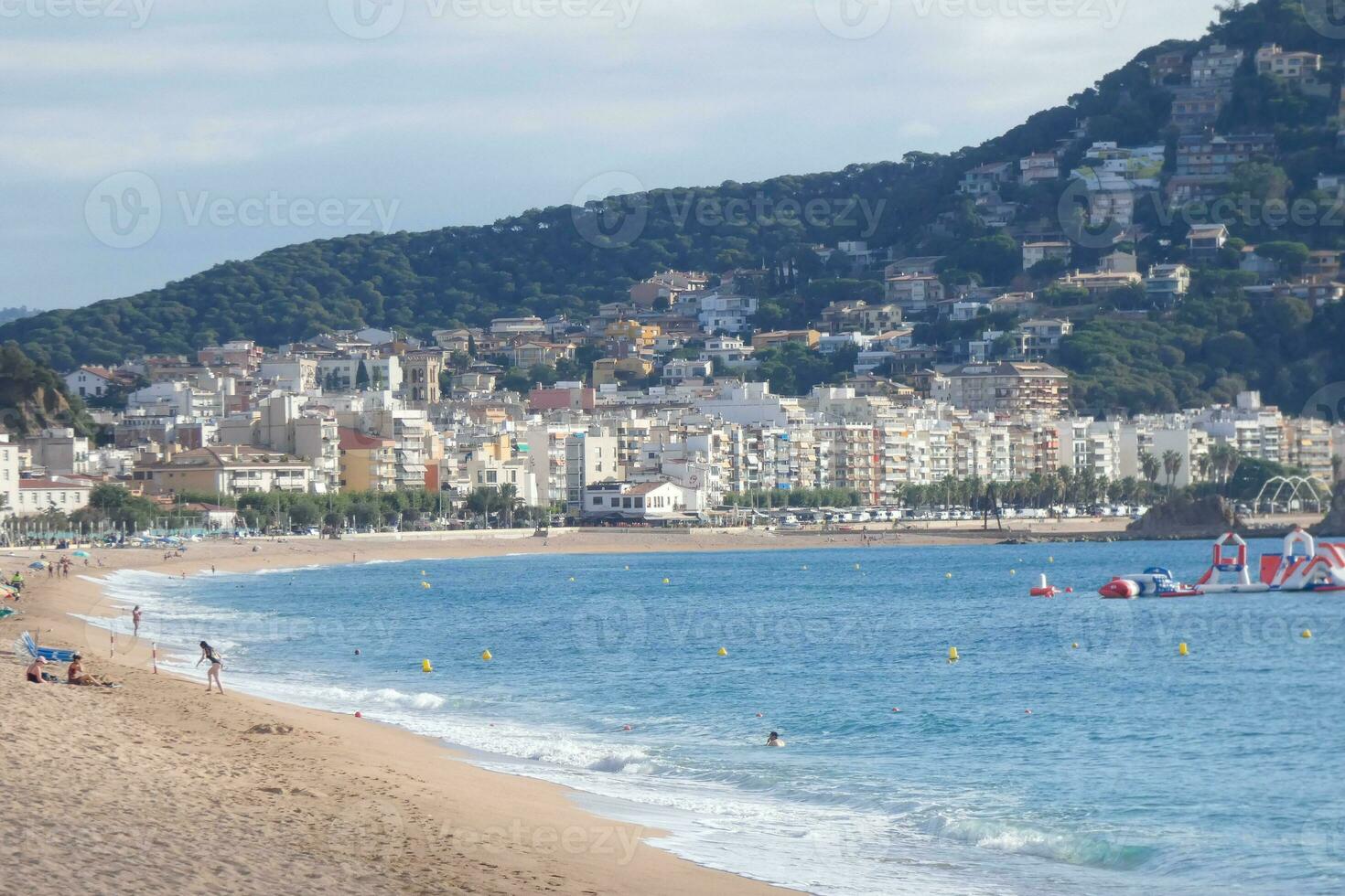 blancos, un Mediterráneo pueblo en el provincia de Barcelona, a el comenzando de el catalán costa bravo. foto